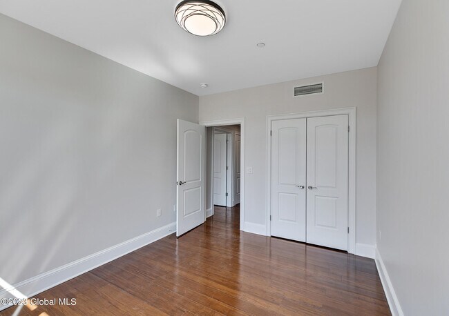 Building Photo - 25 Lawrence St