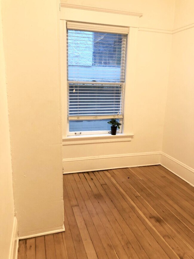 Building Photo - High Ceiling Studio Overlooking West Courtyard- Cats and Dogs Welcome!