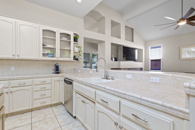 Building Photo - CLEAN 3 BEDROOM / 2 BATHROOM IN SEVEN OAK!...