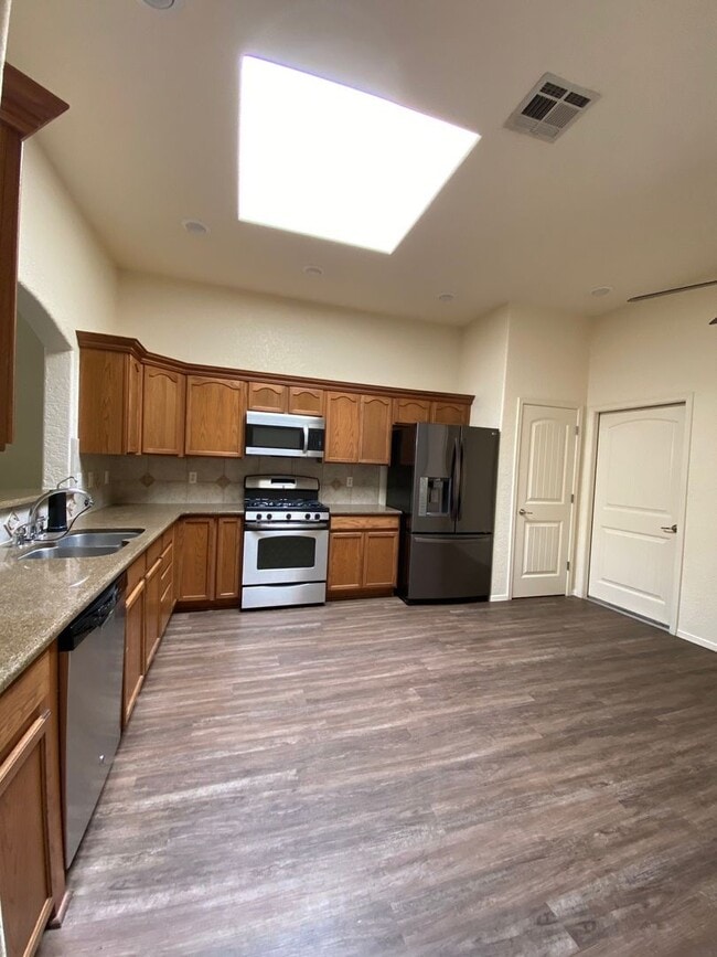 Building Photo - Beautiful 2 Bedroom Del Prado Condominium ...