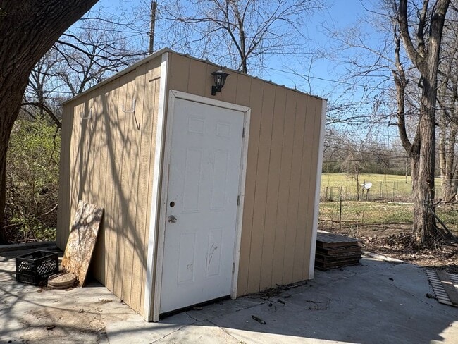 Building Photo - 2 bed 1 bath house!