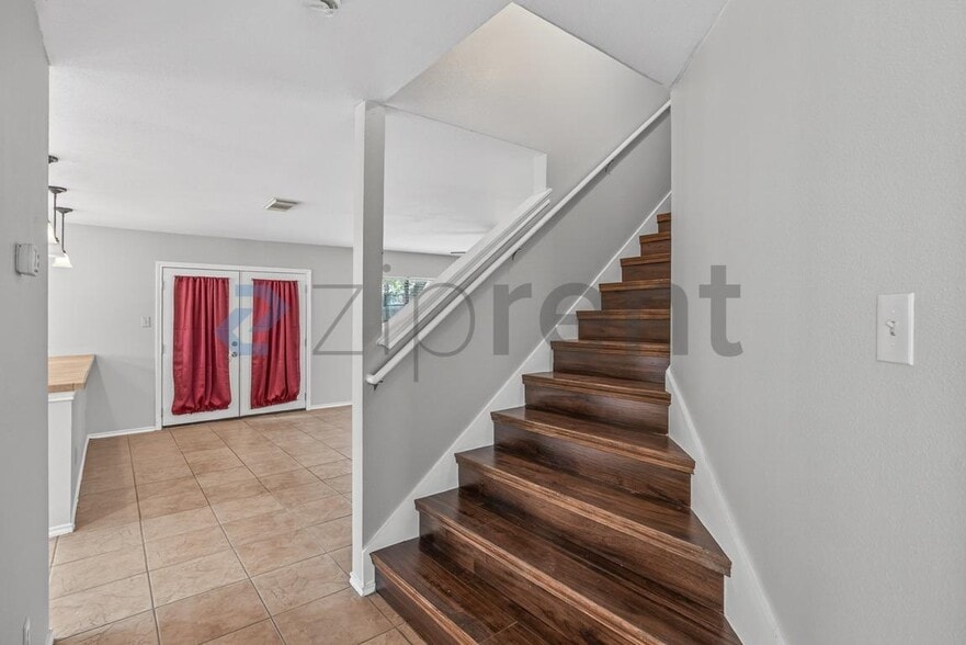 Building Photo - Unit