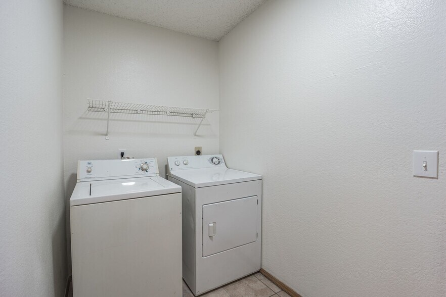 Building Photo - 4307 W Beaver Ln