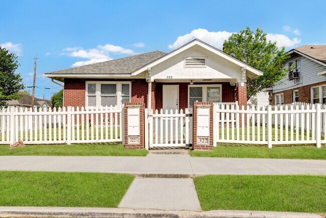 Building Photo - 3 Bed 2 Bath Fenced Home!