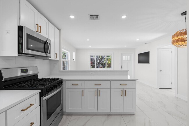 Building Photo - 426 48th St