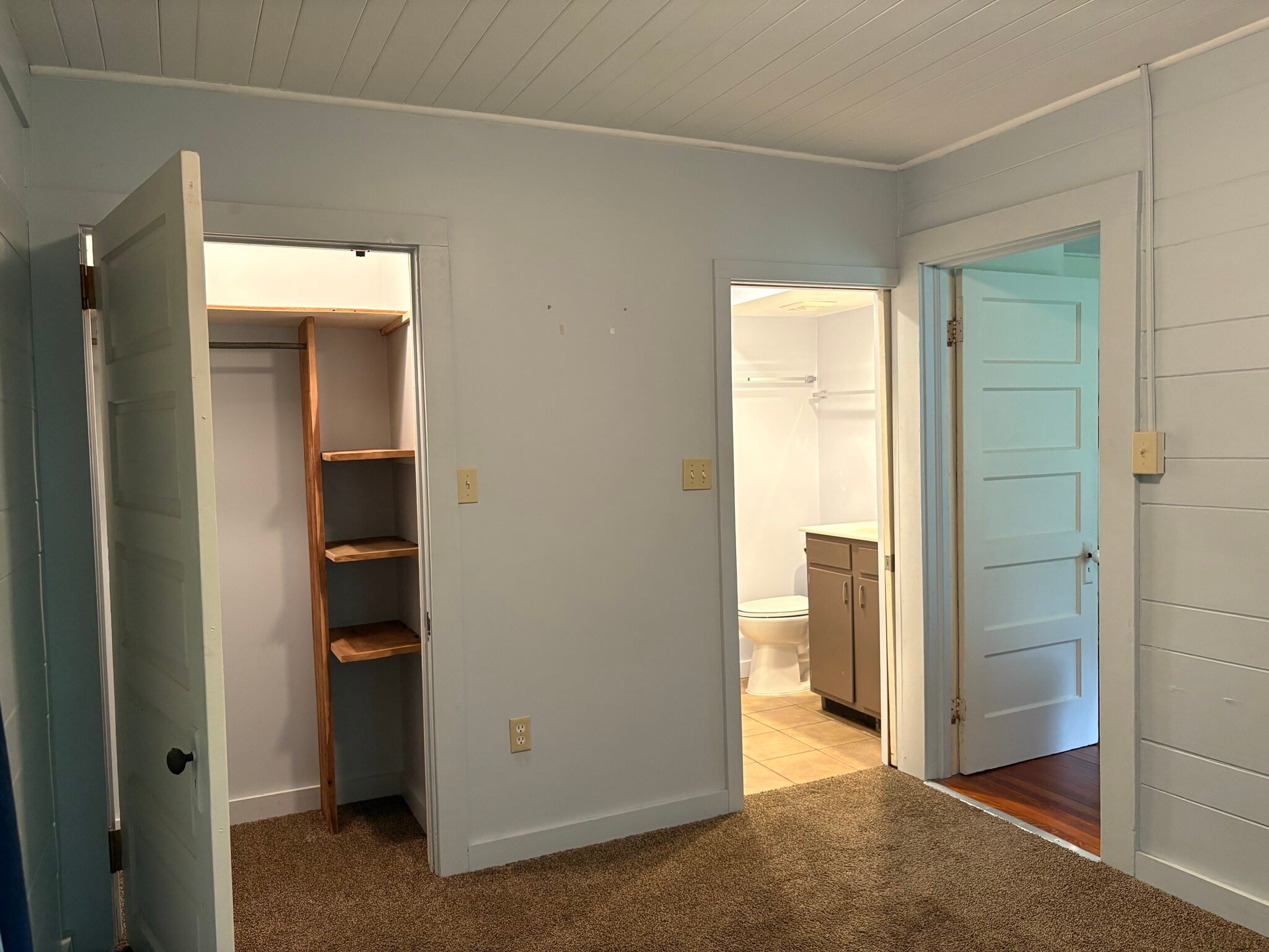 Bedroom 1, looking toward bath - 3837 Old Hendersonville Highway
