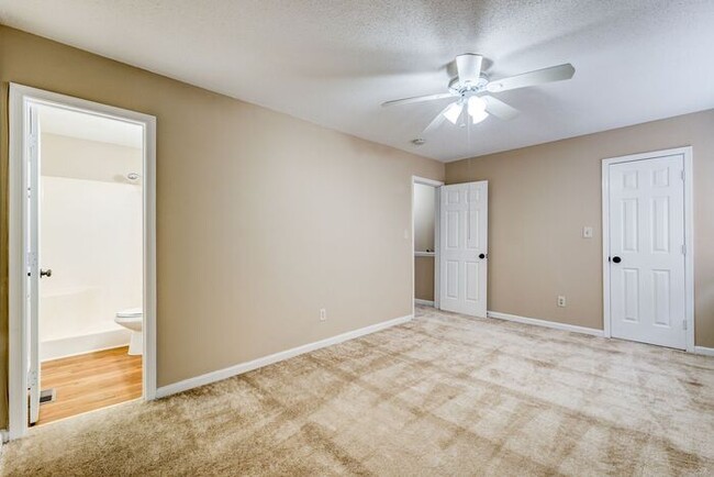 Building Photo - SW, Large Townhome, Wood/Vinyl Flooring, F...