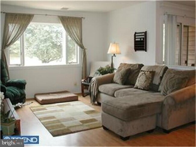 Building Photo - 2217 Sayre Dr