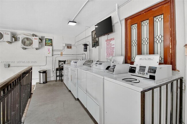 Building Photo - 1600 S Le Jeune Rd