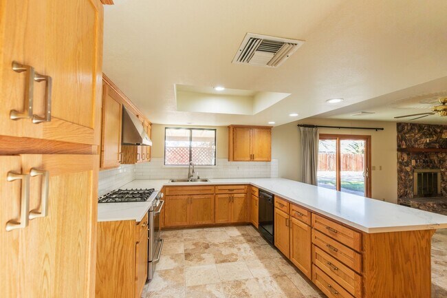 Building Photo - 3 bed, 2 bath home AVAILABLE NOW FOR RENT! $1,800/month.