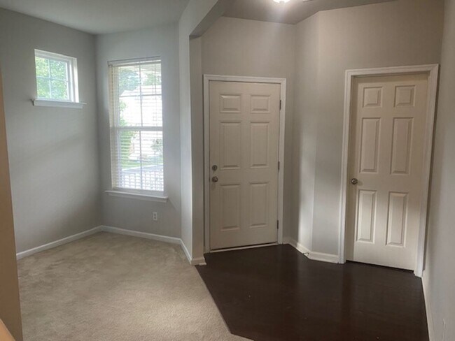 Building Photo - 203 Linfoot Ct