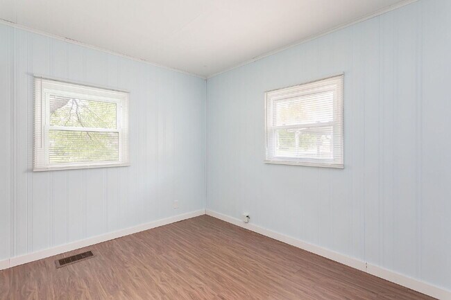 Building Photo - 402 E Chippewa Ave