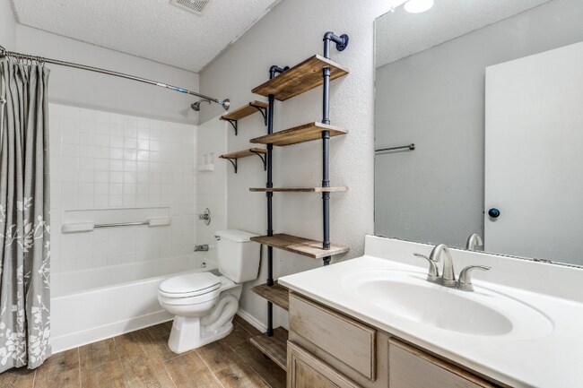 Building Photo - 2112 Royal Acres Trail