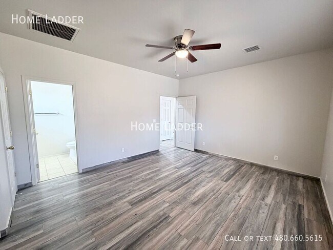 Building Photo - 651 W Fairway Cove Dr