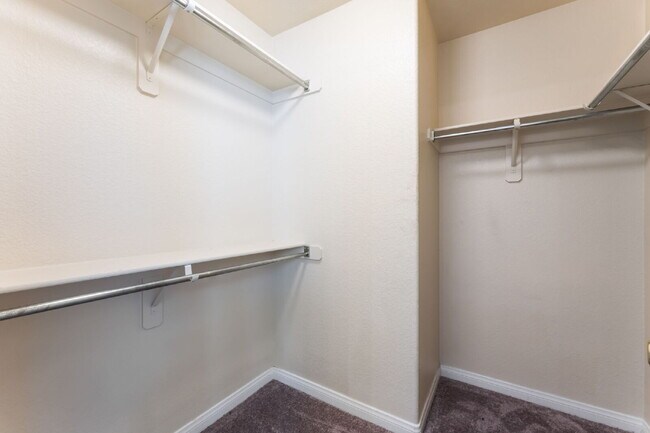 Building Photo - Gated Community Townhome 2 bedroom, 2 bathroom, 1 car garage