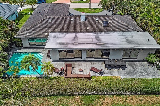 Building Photo - 5602 S Travelers Palm Ln