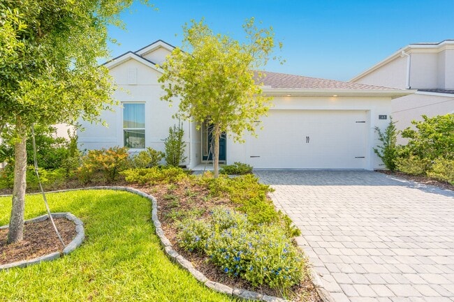 Building Photo - Luxurious 3-Bedroom Home Backing to a Natu...