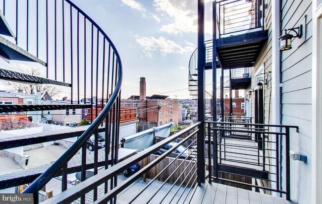 Building Photo - 726 Girard St NW