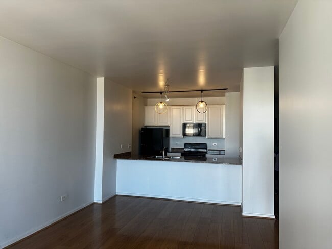 Building Photo - 210 S Desplaines St