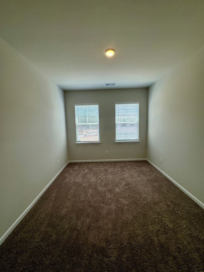 Building Photo - Beautiful, 3BR/2.5BA Townhouse in Gastonia