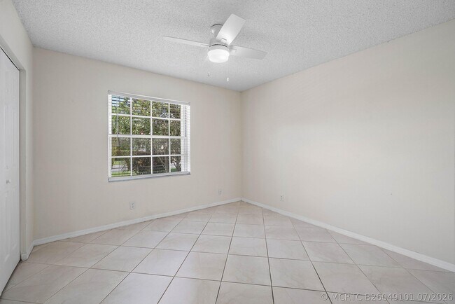 Building Photo - 6192 Floral Lakes Dr