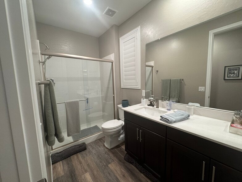 Second full bathroom - 331 Coastal Redwood St