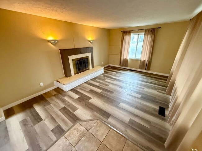 Building Photo - Orchards Home with a View