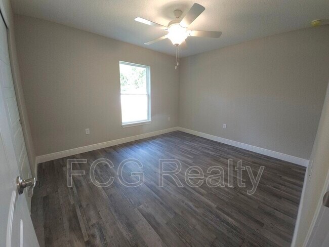 Building Photo - 7838 N Vivian Way
