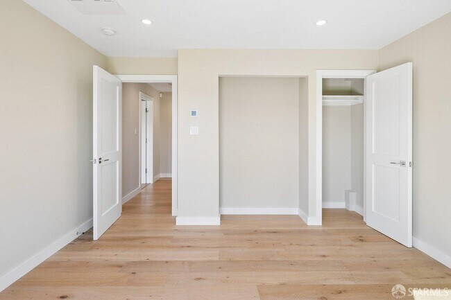 Building Photo - 1435 Lakeview Dr