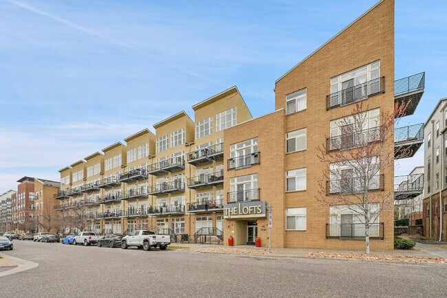 Building Photo - Immaculate, Fully Furnished  1-Bed 1-Bath Condo- Available Now!
