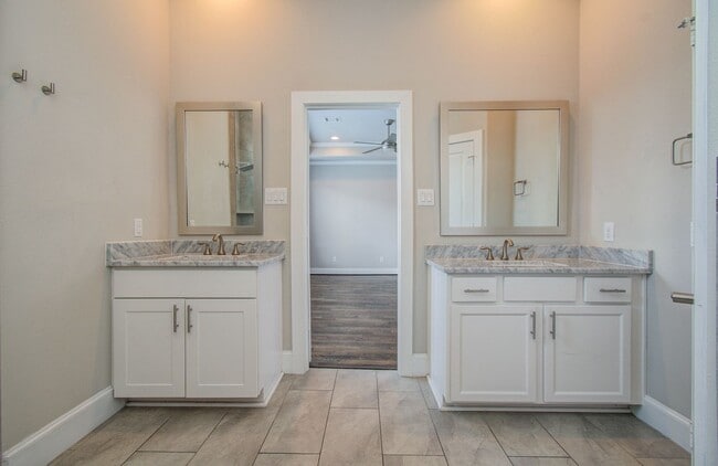 Building Photo - Beautiful 3-story House In the Heart of Ho...