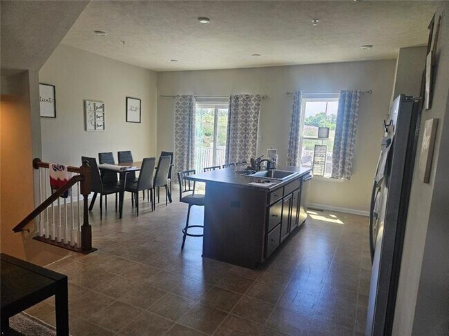 Building Photo - 2027 Cade Dr