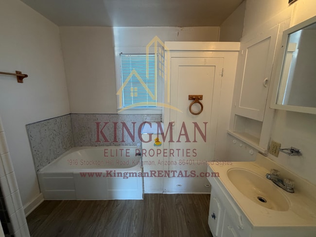 Building Photo - Bright 1BR Near Historic Downtown—Private & Full of Character