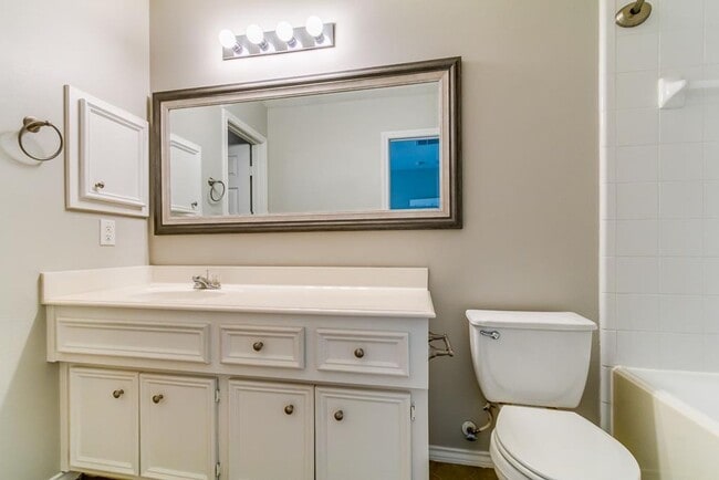 Building Photo - Charming Townhome near Memorial Park!