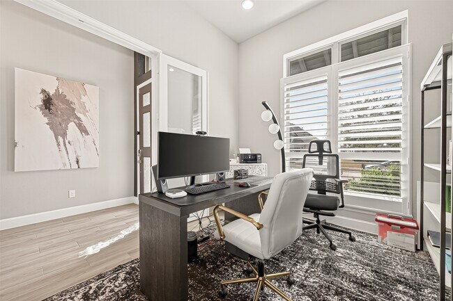 Building Photo - 2806 Sycamore Wood Trce