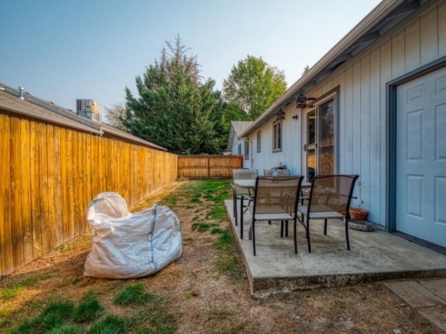 Building Photo - 1365 SW Sun Glo Dr