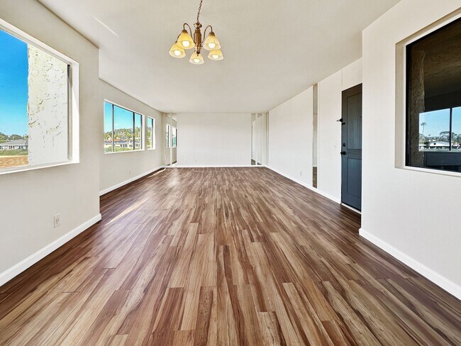 Building Photo - MON250