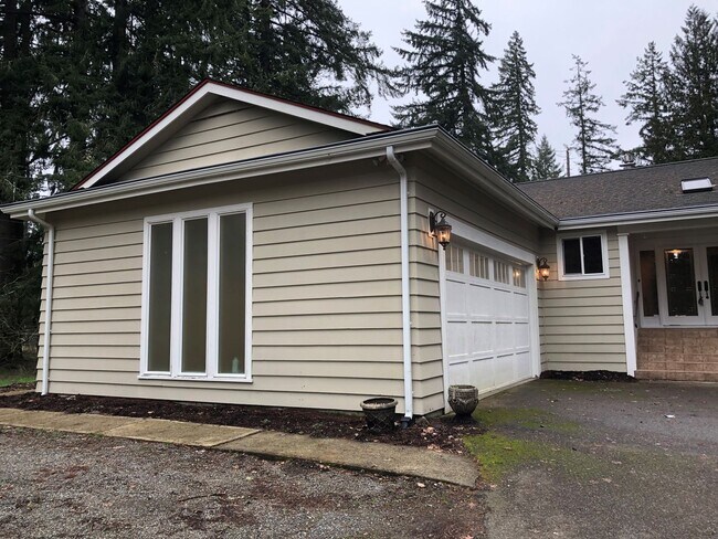Building Photo - Large Family home