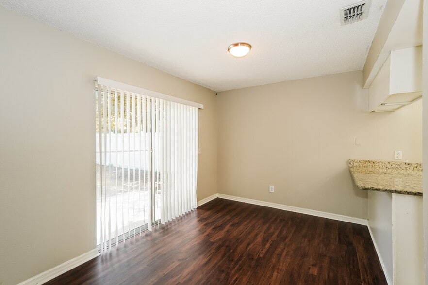 Building Photo - 1670 Palm Leaf Dr