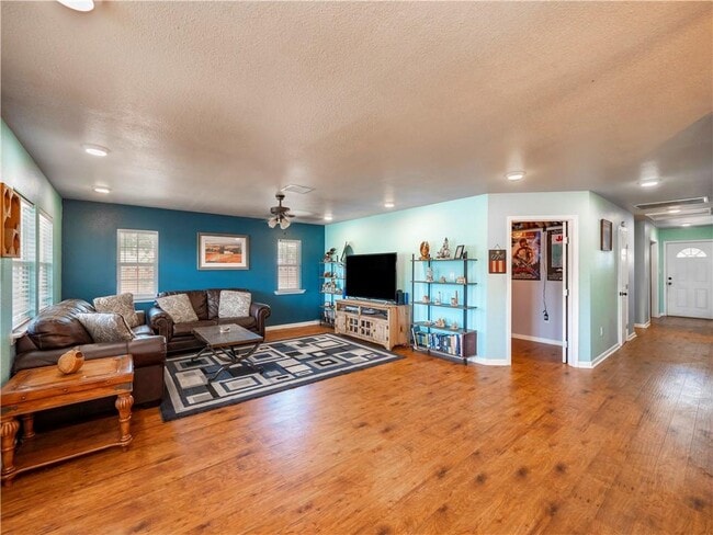 Building Photo - 691 Tamarack Dr