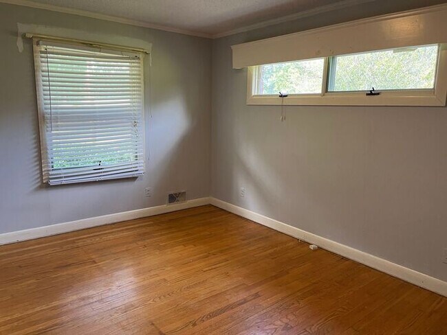 Building Photo - Fantastic