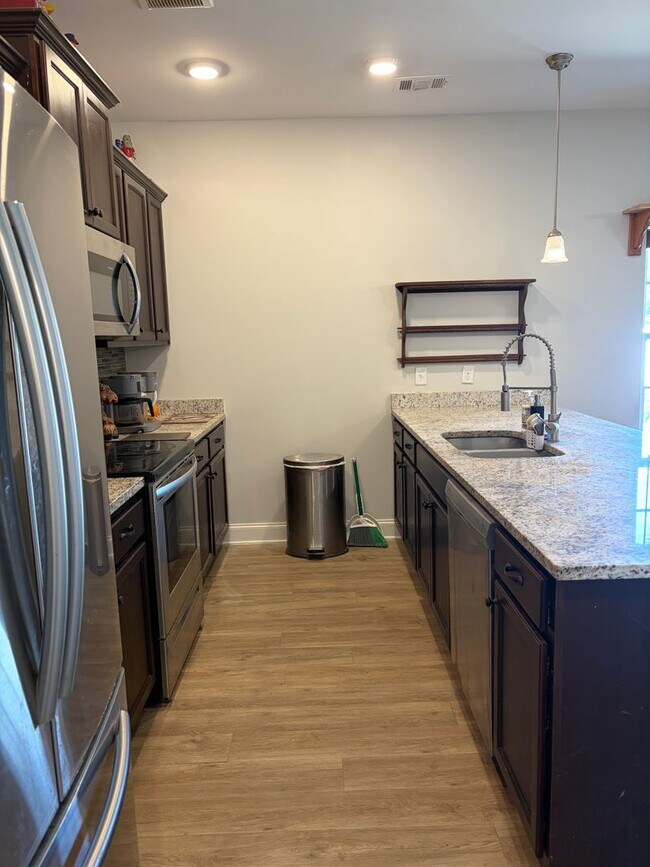Building Photo - AVAILABLE NOW! (Pet Friendly)