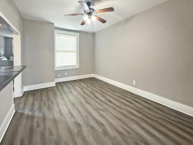 Building Photo - Modern Finishes, In-Unit Laundry & Bright Living Spaces