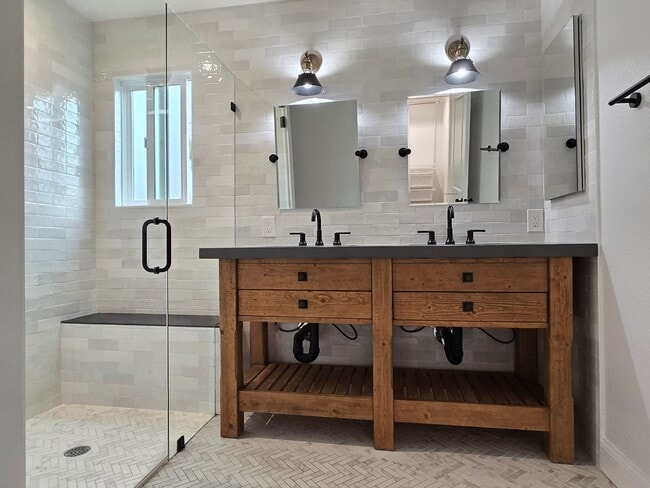 Building Photo - Spacious Single Family Home, Completed Ren...