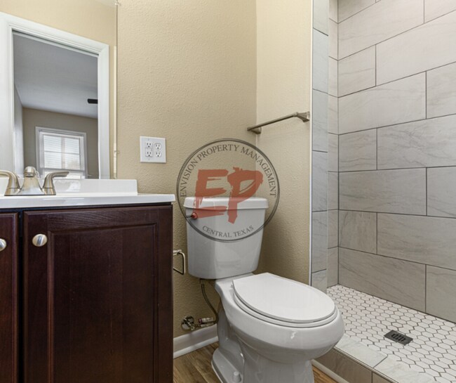 Building Photo - 817 Lawrence Dr