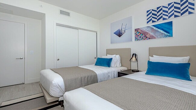 Building Photo - 4010 S Ocean Dr