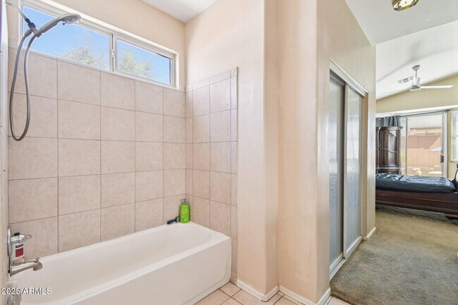 Building Photo - 2633 E Calle Del Norte Dr