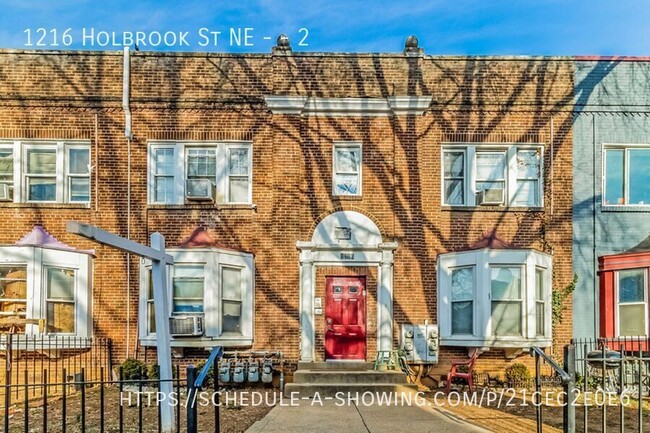 Building Photo - Renovated Apartment steps away from H St