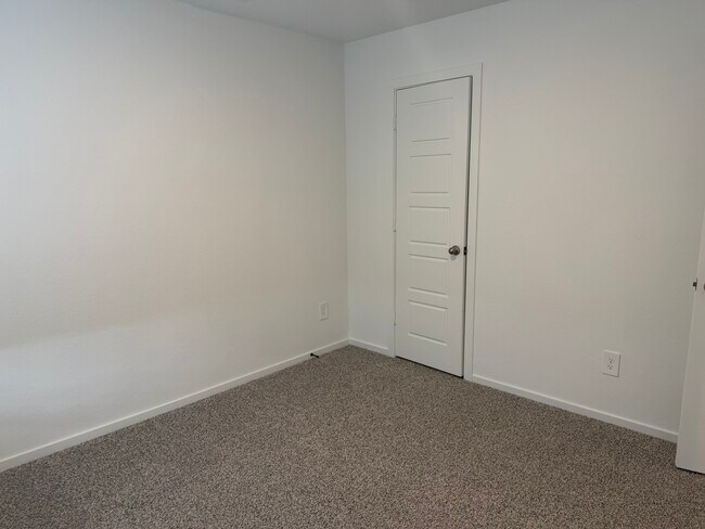 Building Photo - 407 Robin Ct