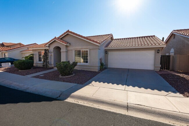 Primary Photo - Charming 4 bed, 2 bath home in Chandler!